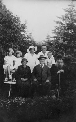 Permand family - 1935
Left to right.
Top: Nechama Friedman (Permand), Pessi Gleser (Permand), Sara Haja Permand (Levin), Schabtai Permand with Eli Permand (the boy)
Bottom: Dora Rivka Levin (Iljon), Ruvim Levin, Salman Dovid Permand
