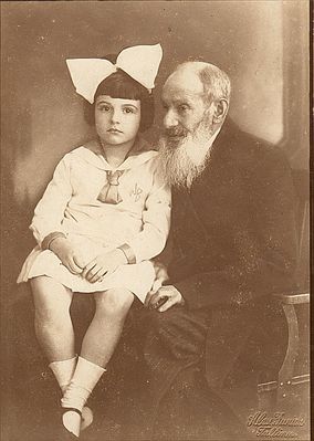 Tallinn 1927
Grandfather and granddaughter. Pikarevitsch?

