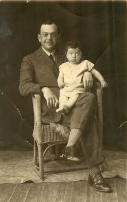 Pines Isaak
Issak Pines with daughter Anny (Fanny). 1/6/1925
Issak was born on 4/11/1895 in Liepaja, died on 18/3/44 in Tatarskaja SSR
