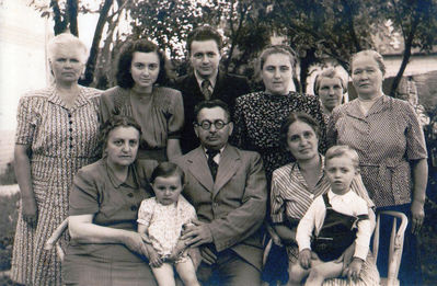 Polykovski & Lenzner family. ~1949, Valga
Left to right.
Sitting: Jenny Polykovski (Zik), Samuil Polykovski with Regina Rudnik (Lenzner), Rosa Radvogin with grandson Mark
Standing: Monika Binze, Cecilija Polykovski, Teodor Polykovski, Dina Polykovski (Radvogin), Minna Mednis, Varvara Delajev

