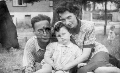 Reichmans family in ~1944
Leo Reichman (1911-1986) and Fanny Reichman (Goldmann) (1911-1963) with Sara Hain (Reichman)
