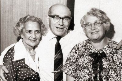 Riva Vigodski (left), Jascha Rubanovitsch and Raja Drabkin (Feinstein)
