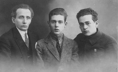 Rochlin Efraim and his sons
Efraim Rochlin (left) with Boris and Jacob (Max)
Efraim Rochlin was born in 1886 in Kritchev, Mogilev gub. Was a member of "Bund". Came to Estonia in 1905. The establisher (1918) and a long time president of the Ch. N. Bialik society in Tallinn. Took part in the building (1923) of the Jewish school in Tallinn. The leader of the Yiddish section of the "Kulturverein" (since 1926). Member of the Talinn municipality (1930-1934).  - from N. Gens "Bibliographie von Yiddishe druckoisgaben"  
