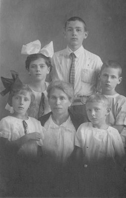 Rochlins 1924
Left to right
At top: Mirjam Schats (Rochlin), Jacob Rochlin  (Max), Boris Rochlin
At bottom: Mira Slonimski (Pavlonski), Lea Tschapkovski (Gorodovski), Boris Slonimski 
Keywords: [S] [C]