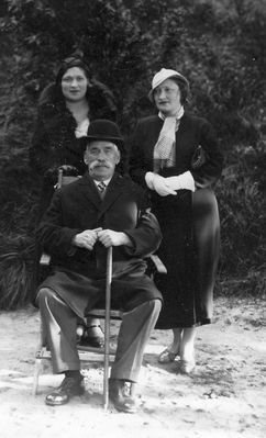 Rogovski family - 1934, Tallinn
Markus Rogovski with daughters Anja Levin and Rosa
