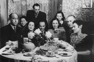 At Rosenfelds, Viru, Tallinn
Left to right: Abram Pavlovski, Lina (Elena) Rosenfeld (Kanel, nee Tschausov), Rosa Roizman, Solomon Rosenfeld (standing), Mulja (Moisei) Roizman, Sara Pavlovski (Schulklepper), Eleonora Malovitsky (Kanel), Rosenfeld, ?
Keywords: [unknown]