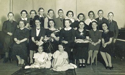 The concert of Celia Rosin, Tallinn, 9.5.1938
Left to right.
Top row: ?, ?, ?, ?,  ?, ?, Boris Rubinstein, Lyuba Scherman, 
Middle row: ?, ?, Celia Rosin, ?, ?, ?, Cilya Joffe (Beltschikov)
Bottom row: ?, Yuza Gelb (Rubinstein)
