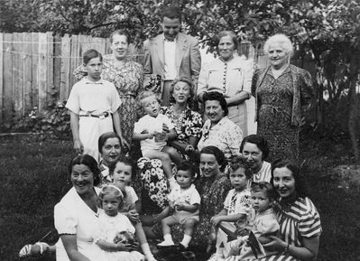 Rubanovitsch family etc.   1938/9.
Left to right.
Standing: Vitja Rubanovitsch, Anna Rubanovitsch, Feliks Kolben, Olga Rubanovitsch, ?
Middle: Sonja Minkov with Sascha, Berta Minkov (Rubanovitsch) 
Sitting in front: Lea Rubanovitsch (Rubanovitsch) with Ilana, ?, Irene Fallstein (Klas-Glass) with Tolja, Etty Gordon (Citron) with Elsa, Reeni Klas-Glass (Citron) with Gaby

