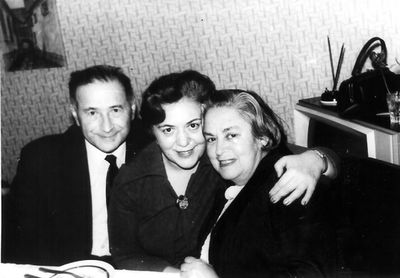 Geruchmanov
Left to right: Hirsch Geruchmanov (1914-1980), Dora Geruchmanov (Jankelson, nee Rybak) (1915-1980), Ruth Rybak (Goldmann) (1913-2003)
