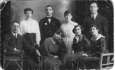 Rybaks - Ogus - Kletzky 1920's
From left: Heiman Rybak, Selma (?), Abram Kletzki, Paula Rybak, Rasse Vald (Ogus), Rosa Rybak (?), Julius Rybak, Fanya Kletzki
Keywords: [K] [O]