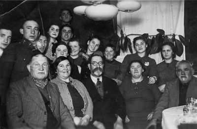 Stein, Schapiro, Zimbalov - Narva people ~1938
Left to right.
Bottom row: Schimon Stein, Golde Stein, Gabriel Schapiro, Doba Schapiro (Aronovitsch), Harchat?
On top: Zimbalov, Aron Maslovski, Krigman, Riva Zimbalov, Jacov Stein, Faiva Schapiro (on very top), Dora Judeikin (Schapiro), Olja Schapiro (Dmitscherevski), Bluma Geruchmanov (Stein), Fenja Aronovitsch (Stein), Bella Kulman (Schapiro), Mila Vilup 
Keywords: [T] [M] [K]