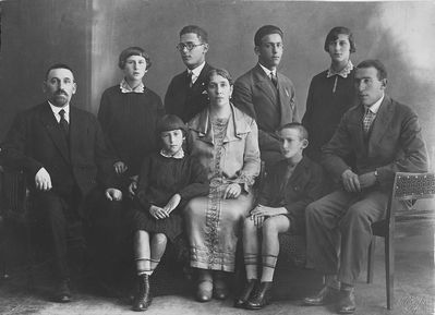 Schats family - 1/9/1928 Revel
Sitting: Don Schats, Sara Levenschus (Schats), Anna Schats (Hait), Wulf Schats, Isak Schats
Standing: Frieda Kon (Schats), Moissei Schats, David Schats, Basja Katchev (Schats)
