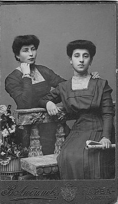 Narva 1909
Zhenja Schulklepper (left) and Vera Schampal
