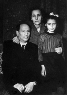 Schur family Tartu ~1958
Hirsch Schur (1907-1974) with wife Leida and daughter Lia
