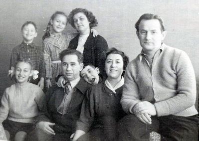 Serman, Fainmann and others
Left to right.
Standing: Mischa Ginsburg, Ita Serman, Riva Serman (Kveit)
Sitting: Maya Ginsburg, Apa (Abram) Fainmann, Harri Fainmann, Scheina Fainmann, Isi Serman

Keywords: [F]