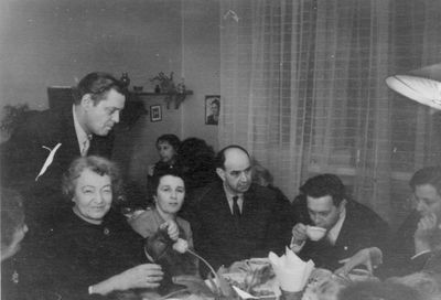 At I. Schapiro - 1960's
Left to right: Samuil Rybak, Ida Schapiro (Usvanski), Njuta Ginovker (Klas), Josi Pakkin, Petr Ljubarov, Monja Ljubarov (Bovschover).
At back: Paulina Baron (Gurin, nee Vainberg)
Keywords: [R] [U] [G] [P] [L] [B]