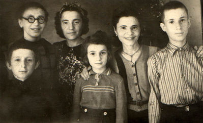 Schur Tartu 1947
Left to right: Jehudit, Feige, Hene-Tsipe (Genja) Schur with Jehudit children Abram, Shifre and Shleime
