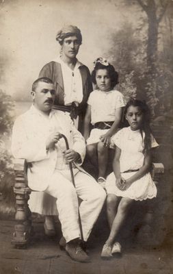 Slosin family in 1917 in Gungerburg (Narva-Jõesuu)
Aleksander, Anna, Maria (Mussja) and Berta (Beba) Slosin (Slozin) 
