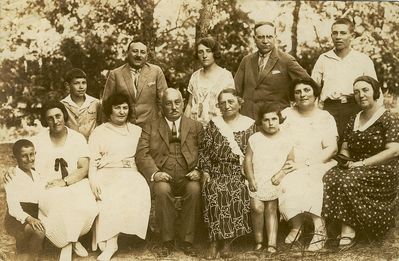 Sundelevitsch family
Left to right.
Front row: Vova (son of Henrietta), Henrietta Rubinstein (Sundelevitsch), Ida Klompus (Sundelevitsch), Josef, Sarra (?), Ruth (daughter of Helena),  Helena Tuch (Levinovitsch, nee Sundelevitsch), Rosa (Rachel) Klompus (Sundelevitsch)
II row: Viktor Kedem (Klompus) (son of Rosa), Paul Klompus, Njuta  Yofan (Anna, daugher of Lena), Max Klompus, Boris (son of Rosa)
Keywords: [K]