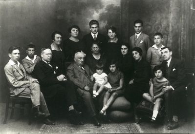 Sundelevitsch family
Left to right.
Standing: Rosa Klompus, Elena Tuch (Levinovitsch, nee Sundelevitsch), Leo Levinovitsch, Njuta Yofan (Levinovitsch), Leonid Yofan, Victor Klompus 
Sitting: Boris Klompus, Vova Klompus, Max Klompus, Josef Sundelevitsch, Sarra Sundelevitsch, Bianca Sundelevitsch, Tamara Sundelevitsch, Fanja Sundelevitsch (Edelstein), Genrietta, Ruth, Rudolf Tuch

Keywords: [K] [T]