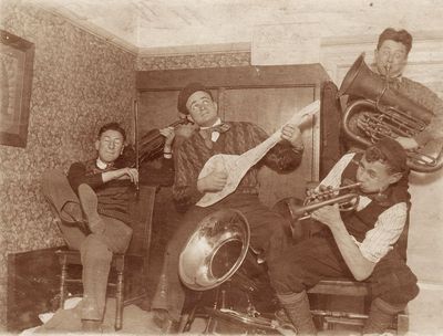 Viljandi, 11.4.1928, at Eitelbergs
Left to right: Abram Paturski, 
Keywords: [E] [unknown]