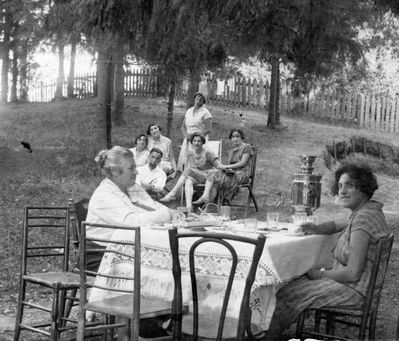 In the Bakscht family house garden in Tartu - 23.7.1927 
In front: Mme Bakscht (left) and Klara Pak.
In rare: Riva Sigelevitsch, Dora Rabalkin, Musja Gutman, Lina Scher, Herman Dobruschkes. Standing - Tasja Amitan. 
