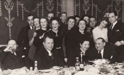 Happening
Unknown happening
Left to right.
Standing: Maks Besprosvanie, ?, ?, ?, ?, Rosa Melamed (Ulman), ?, ?, ?, ?, ?, ?, ?, Ore (Oka) Pakin
Sitting: ?, ?, ?, Julius Besprosvanie
Keywords: [unknown] [B]