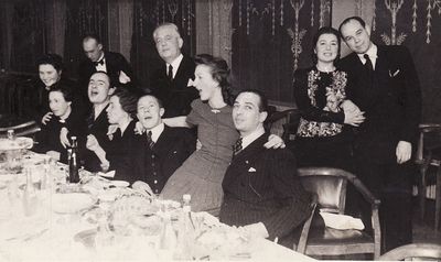 Happening
Unknown happening.
From right - Ore (Oka) Pakin
7th from left Movscha Rybak (?)
Keywords: [unknown]