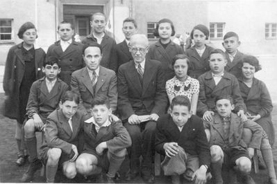 Tallinn Jewish Gymnasium - class 5a - 1937
Left to right.
Bottom row: Lazar Grusin, Jakov Vald, Jossi Frank, Mischa Goldberg
Middle row: Garry Goldman, Isak Gronimov, Samuel Gurin, Mara Pasternak (Schatz), Alik Jakobson, Ita Vasser
Top row: Sylvi Zipikov, Hirsch Scherman, Zusi Poljatskin, Abi Golomb, Ruth Strasch (Brodovsky), Dora Garbuz (Rusinov), Sami Strasch

