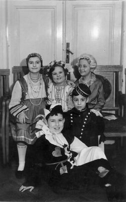 Purim in Tallinn Jewish club - 1938/9
Left to right:
Bottom: Aleksander Jakobson, Gregory (Goga) Klompus
Top: Rita Strasch (Brodovsky), Olja Koveschnikova, Mara Pasternak (Schatz)
