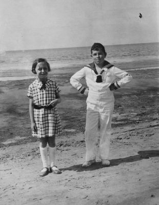 Mara Pasternak (Schatz) and Alik Jakobson in Pirita - 1938/9
Keywords: [J]