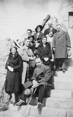 In Kadriorg - 1932
In front: Ljuba Schats (Schatz, Aisenschtadt) and Isak Schatz
