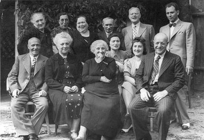 Pozaisky, Grinstan, Nechamkin etc.
Left to right.
Standing: ?, ?, Mere Grinstan (Vigodski), ?, ?, ?
Sitting: Hanon Pozaisky, Hanna Pozaisky (Goldberg), Scharlotte Nechamkin (Goldberg)?, ?, ?, Herman Nechamkin?
Keywords: [unknown] [N] [G]