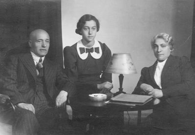 Pozaisky family in 1938
Hanon Pozaisky, Hesse Kitt (Pozaisky), Hanna Pozaisky (Goldberg)
