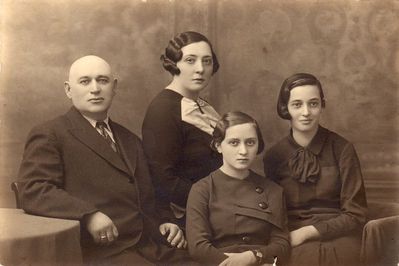 Heimann family
Left to right: Salman (Samuel) Heimann, Gitta Heimann, Rasse Paturski (Heimann),  Rohe-Lia Balonov (Heimann)  
