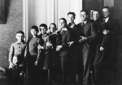 Raichman and Goldmann boys ~ 1933
Left to right: Harry Raichmann, Isi Raichmann, Harry Goldmann, Gera Raichmann, Leo Goldmann, Jossi Goldmann, Gutti Raichmann, Isi Raichmann, David Raichmann, Arke (Leo) Raichman
Keywords: [G]