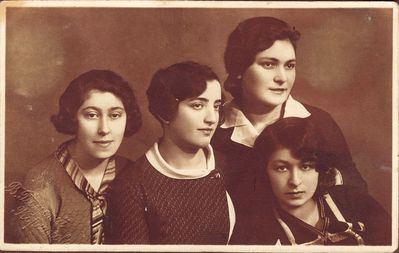 Narva girls
Left to right: Zilla Donda (Gurfinkel), ?, Zilla Gruber (Schapiro), Manja Baran
