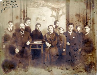 Gabriel Schapiro family. Narva, ~1929
Left to right: Tsemach Schapiro, Gabriel Schapiro, Zipa (Zilla) Gruber (Schapiro), Leib Schapiro, Doba Schapiro (Aronovitsch), Bluma Passov (Schapiro), Faive Schapiro, Berl (Boris) Schapiro, Bella Kulman (Schapiro), Isak Schapiro
