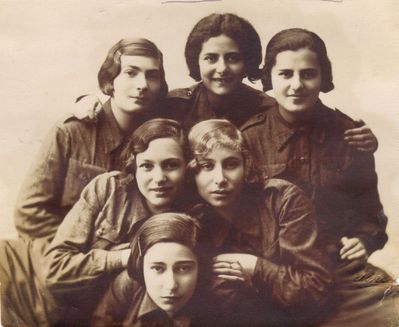 Narva girls
Left to right.
At bottom: Bluma Passov (Schapiro)
Middle row: Bluma Geruhmanov (Stein), Sonja Maslovski
At top: Zila Aronstam (Hait), Lika Levin (Epstein, nee Schampal, Lena Manor (Rutstein)

