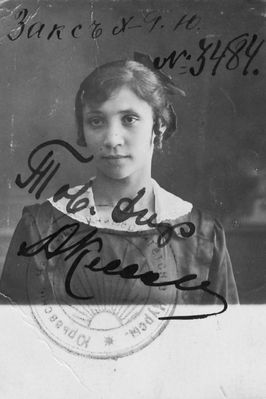 Ring (Saks) Hana-Hena Tartu univ. student
Matr. # 3484 studied 1920-1924
Born 27/11/1899 in Valga, died 25/10/1980 Tallinn
