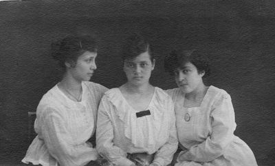 Saks Slomka 1918, Valga
Left to right: Hana Ring (Saks), Lea ?, Tsila Slomka

