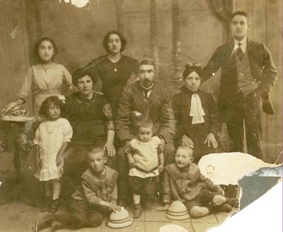 Saltsman family ~ 1915
Left to right.
Top: Asja Saltsman, Oka Saltsman, Maks Saltsman
Middle: Mirjam Saltsman, Taube Saltsman, Moissei Saltsman, ?
Bottom: Schmuel Saltsman, Wulf Saltsman, Aisik Saltsman
