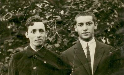 Benzion Goldman (left) and Schmuel Saltsman - ~ 1924
Keywords: [G]