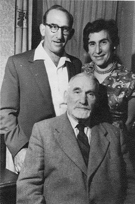 Schats
Sitting - Don Schats, standing Wulf (Zeev) Schats and Sara Levenschus (Schats)
