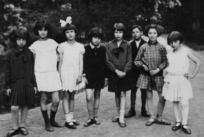 Tartu - 1929. children 1929
III class of the Jewish school in Tartu.
Left to right: Doba Goldman, Hana Rozenko, Lea Muschkat, Haja Brosin, Lea Suchatsevski, Kalman Gelbert, Hene Svitski, Sima Schkop
