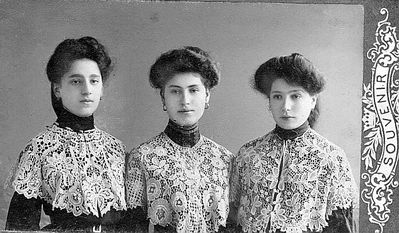 Girls ~ 1902-3 Narva
Left to right: Vera Schampal (Rudschtein), Anna Schats (Hait), Zenja Schulklepper (Hait)

