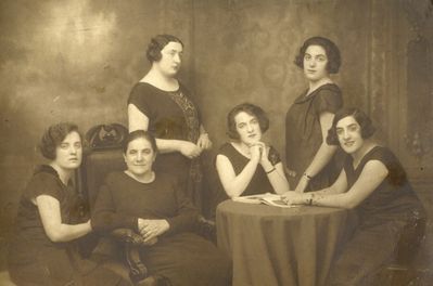 Schur, Pak
Left to right.
Sitting: Gusta Pak, Pere Pak, ? Pak, Selma Schur (Pak)
Standing: Rosa Lipavsky (Pak), Klara Pak
Keywords: [P] [L]