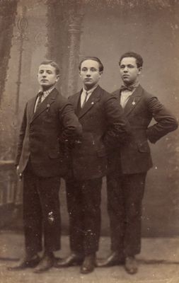 Meier Smeloi (1902-1996) - Tartu,  ~ 1922
Meyer Smeloi (in the middle)
Keywords: [unknown]