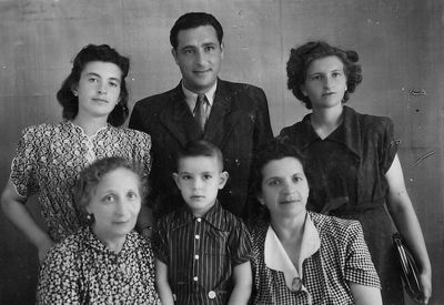 Strash, Brodovsky - 1954
Left to right.
Standing: Ruth Strash (Brodovsky), Jakov Strash, Sofa Popov (Brodovsky)
Sitting: Fanny Strash, Mark Strash, Ester Brodovsky (Schein)
