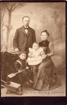 Serman (Scherman) family in 1901
Samuel Scherman (1872-1958) with wife Ita (nee Schubitsch - 1877-1946) and children David 1898-1922) and Schloime (Solomon 1900-1917)

